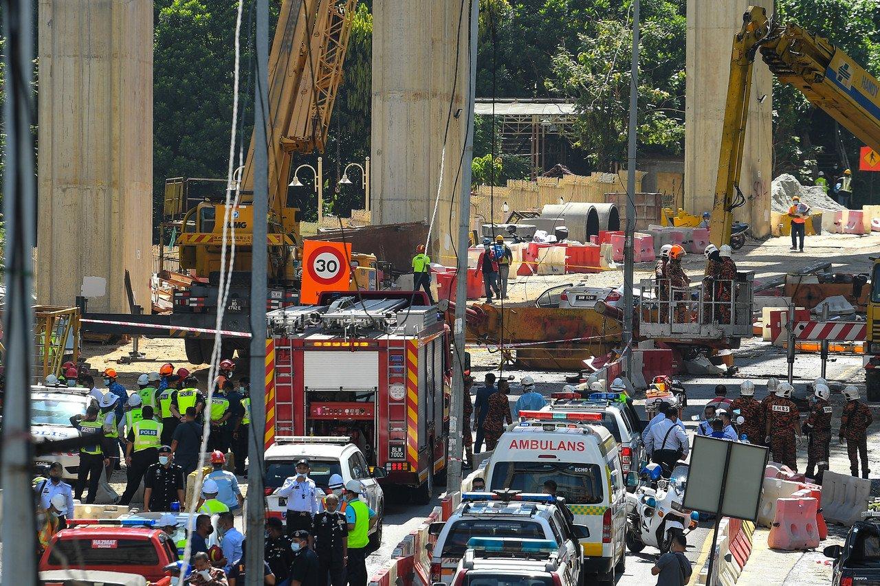 The scene at the construction site of the Sungai Besi-Ulu Kelang Elevated Expressway, where several workers were killed earlier today after a crane collapsed. Photo: Bernama