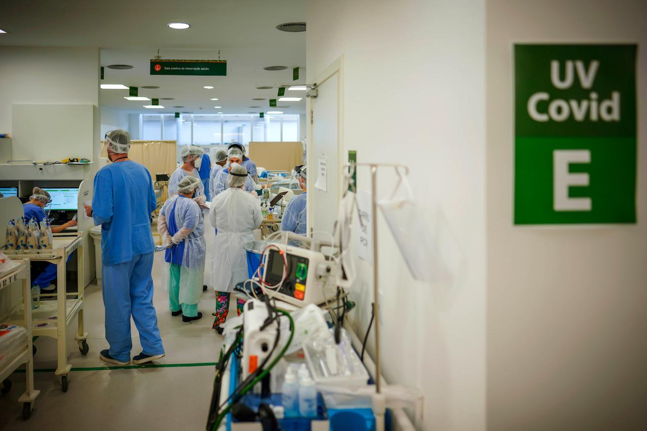 Healthcare workers gather in an intensive care unit for Covid-19 patients at the Hospital das Clinicas in Porto Alegre, Brazil, March 19. Brazil's average daily death toll has more than tripled since the start of the year and is currently the highest worldwide. Photo: AP