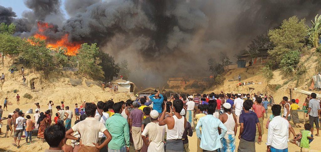 Populasi yang padat di kem pelarian menjadikan risiko kebakaran turut meningkat. Gambar: AP