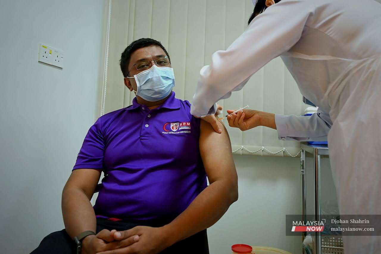 Petugas barisan hadapan HPUPM menerima suntikan vaksin Pfizer BioNTech di Hospital Pengajian Universiti Putra Malaysia (HPUPM), Serdang.Sebanyak 1547 petugas barisan hadapan HPUPM menerima vaksin fasa pertama sejak 8 Mac lalu dijangka selesai pada minggu hadapan.