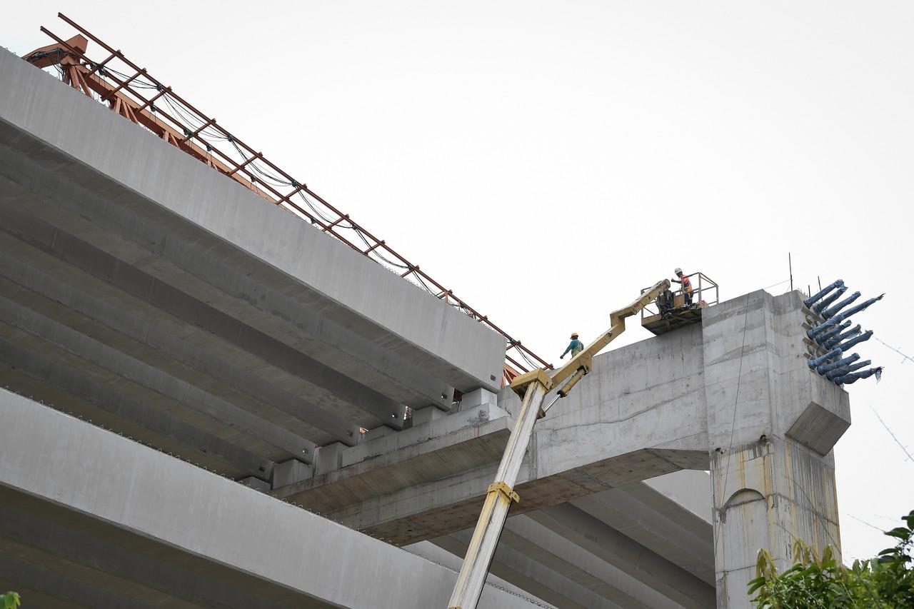 Efforts to recover the body of one of three victims at the construction site of the Sungai Besi-Ulu Kelang Elevated Expressway in Kuala Lumpur continued today. Photo: Bernama