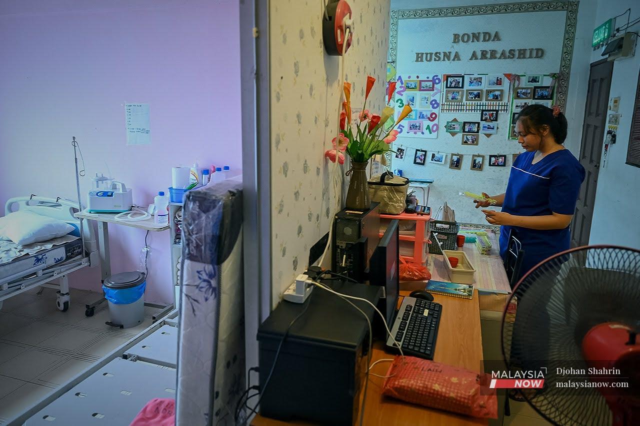 Erra Norfazira, 22, menyediakan ubat-ubatan untuk warga emas yang mendapat khidmat penjagaan peribadi di Kampung Klang Gate, Hulu Klang.Seramai 16 orang warga emas berusia lingkungan 50 hingga 75 tahun mendapat khidmat dipusat ini bagi penjagaan secara peribadi disebabkan keuzuran mereka.