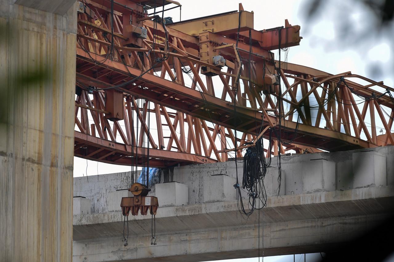 Efforts to recover the body of the Chinese worker at the Sungai Besi-Ulu Kelang Elevated Expressway construction site had been hampered by the unstable condition of the beam. Photo: Bernama