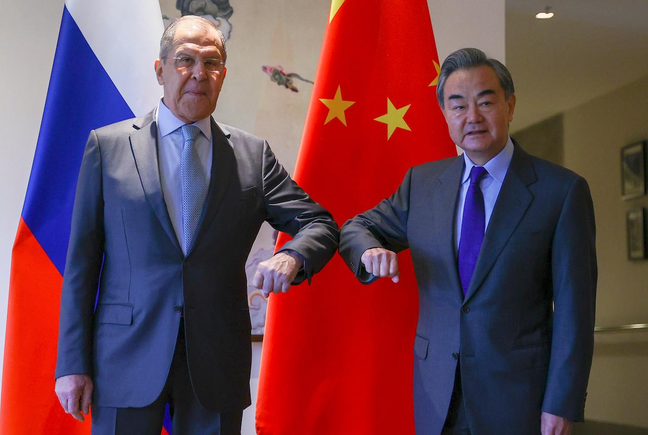 Russian Foreign Minister Sergey Lavrov (left) and Chinese Foreign Minister Wang Yi greet each other prior to their talks in Guilin, Guangxi Zhuang Autonomous Region, China, March 23. The foreign ministers of China and Russia have displayed unity amid criticism and Western sanctions against them over human rights. Photo: AP