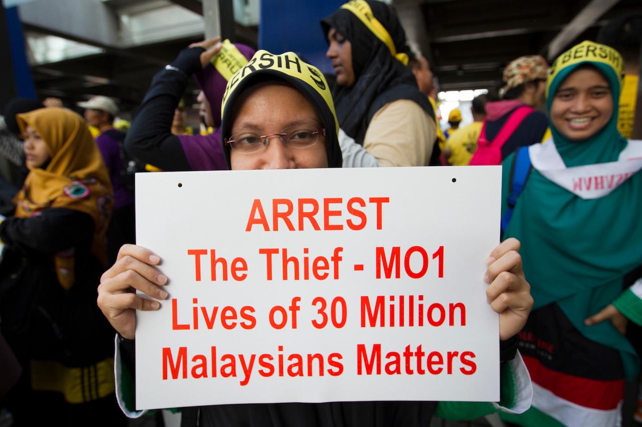 A protester holds up a poster calling for the arrest of 'MO1', a reference by US authorities to former prime minister Najib Razak's involvement in the 1MDB scandal, during a rally in Kuala Lumpur in November 2016. PKR leader Anwar Ibrahim recently claimed that many others linked to the scandal had been let off the hook. Photo: AP