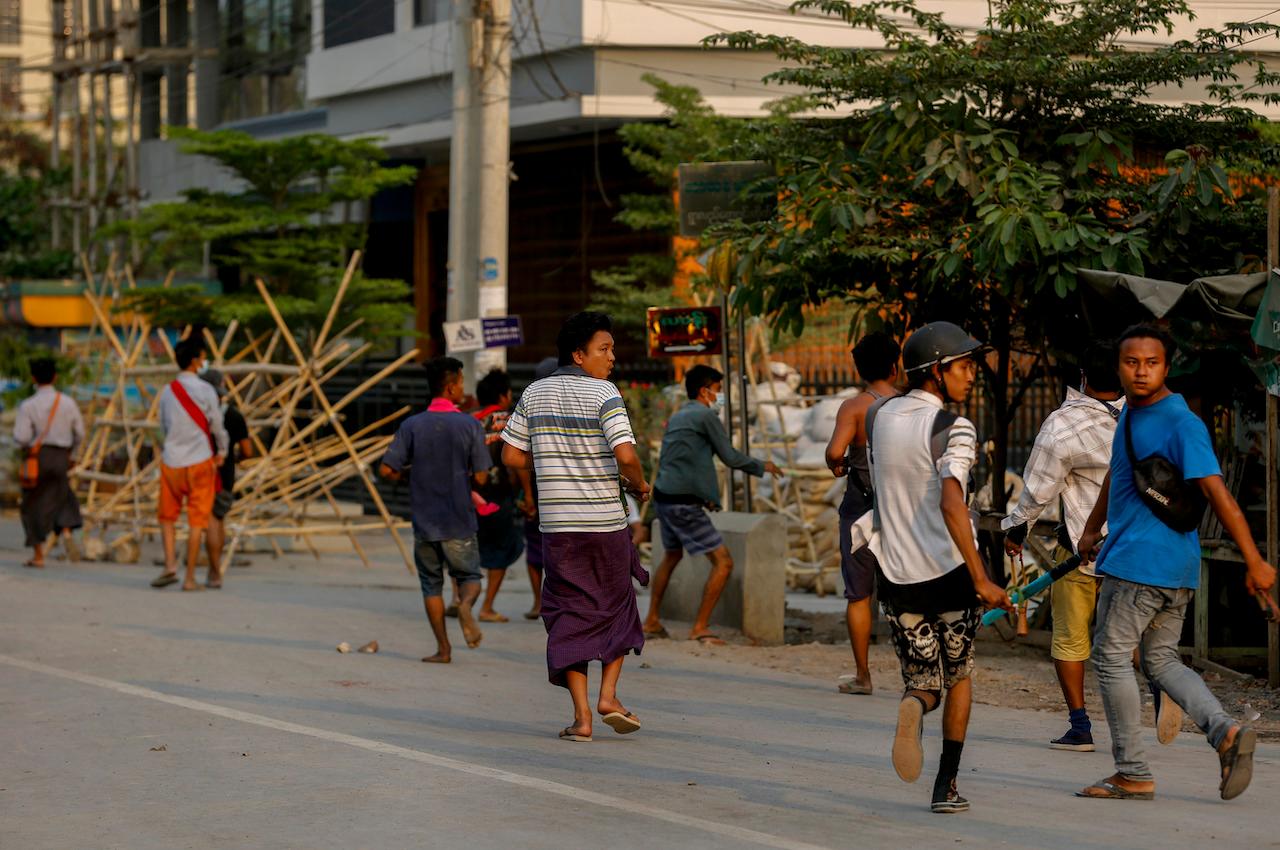 Anti-coup protesters run as riot policemen and soldiers crack down on a demonstration in Mandalay, Myanmar, March 23. Local media reported chaos overnight in Mandalay with barricades burning, arrests, homes raided by security forces, beatings and machine guns ringing out over multiple neighbourhoods. Photo: AP