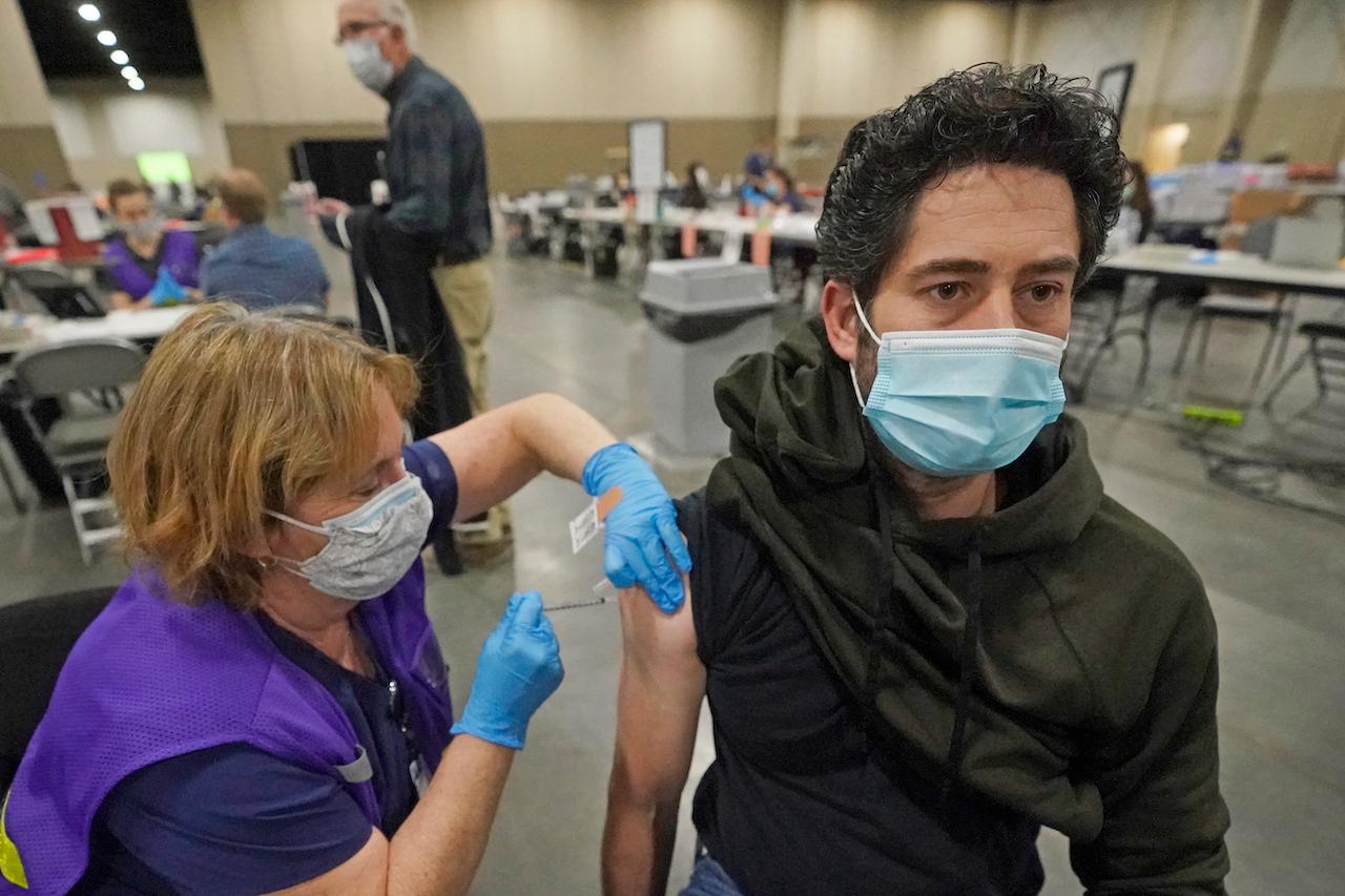 A health worker administers a shot of the Pfizer-BioNTech vaccine in Sandy, Utah, March 24. Photo: AP