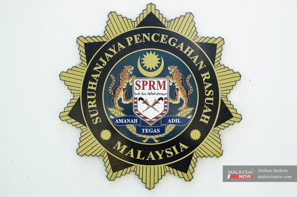Suspek ditahan selepas memberi keterangan di pejabat SPRM Perlis petang semalam.