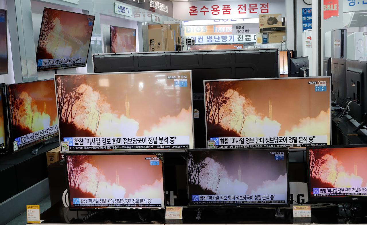 TV screens show a news programme reporting about North Korea's missiles with file footage at an electronic shop in Seoul, South Korea, March 25. North Korea on Thursday test-fired its first ballistic missiles since US President Joe Biden took office, as it expands its military capabilities and increases pressure on Washington while nuclear negotiations remain stalled. Photo: AP