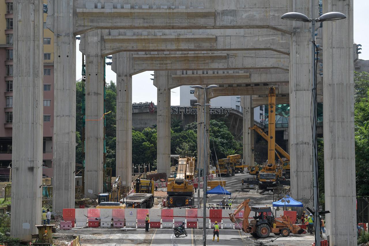 The construction site of the Sungai Besi-Ulu Kelang Elevated Expressway in Cheras where a launching gantry collapsed, killing three and seriously injuring another. Photo: Bernama