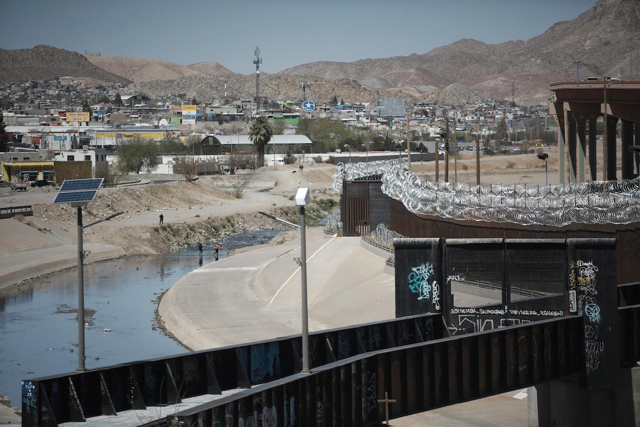 People cross the Rio Grande from Ciudad Juarez, Mexico into El Paso, Texas, March 23, as a surge of migrants hits the US southern border. Photo: AP
