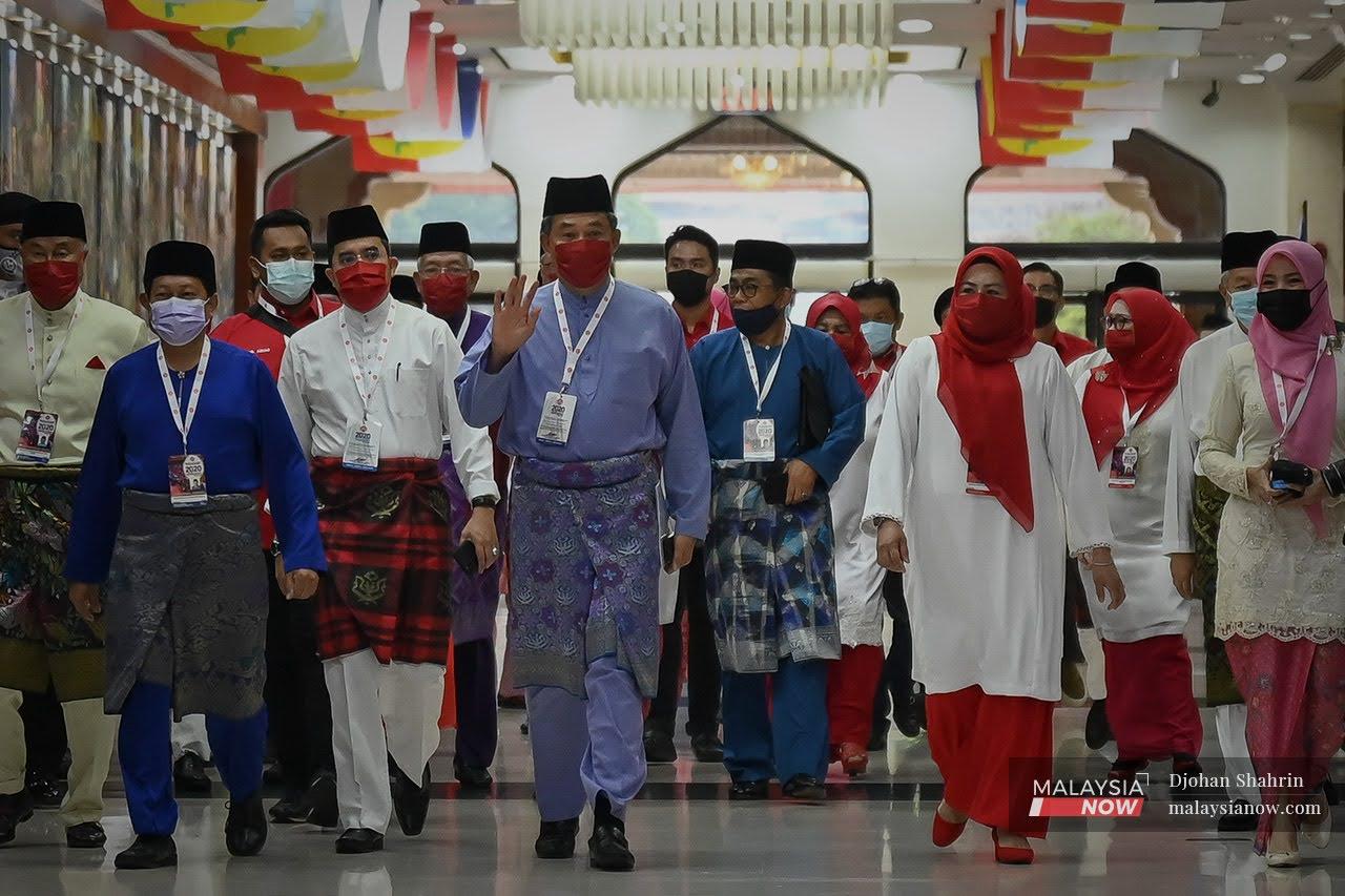 Kuala Lumpur, 27 March 2021- Timbalan Presiden Umno, Datuk Seri Mohamad Hassan mengangkat tangan ketika beliau bersama Sayap dan Barisan Tertinggi Umno berjalan menuju ke Dewan Merdeka bagi perasmian Persidangan Umno 2021 di Pusat Dagangan Dunia Putra.