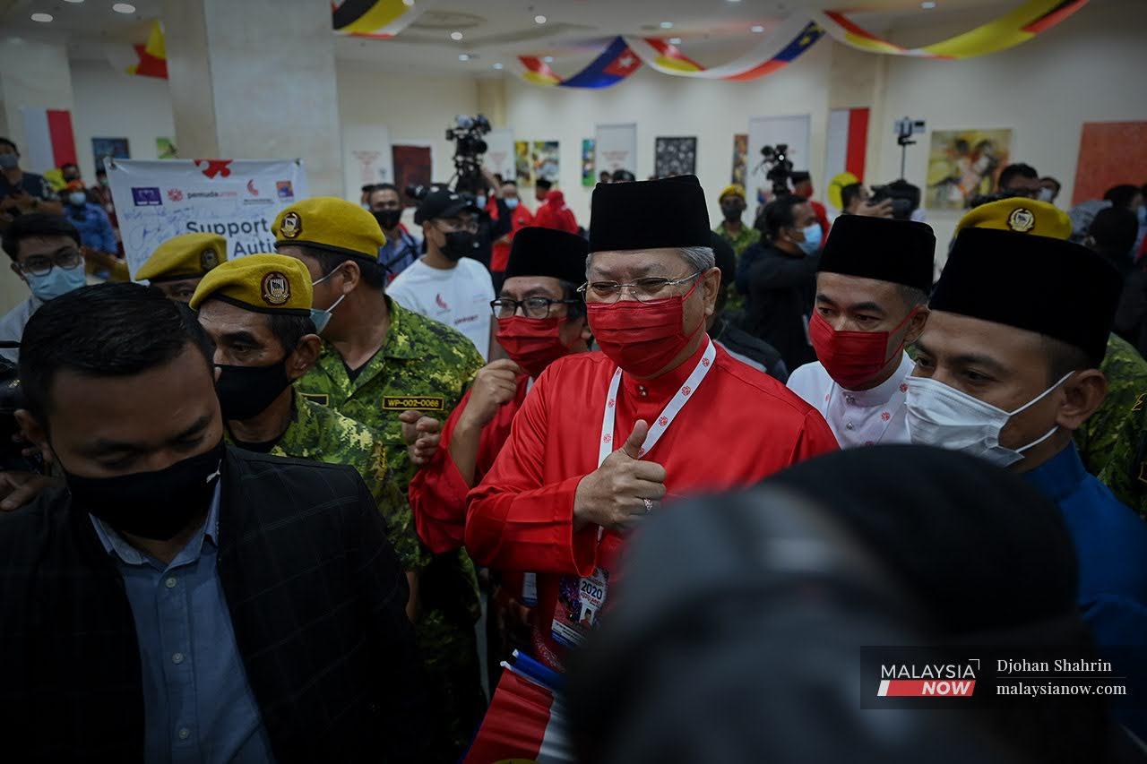 Annuar Musa berjalan keluar selepas mendengar ucapan dasar Presiden Umno, di Pusat Dagangan Dunia Putra.
