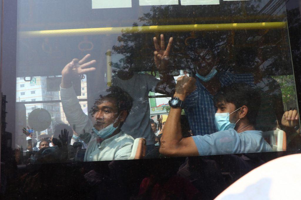 Penunjuk perasaan melambaikan tabik tiga jari sebagai simbol penentangan terhadap junta. Gambar: AP