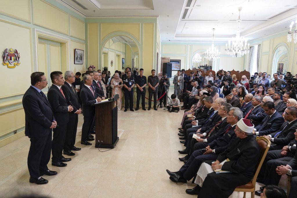 Muhyiddin Yassin berucap di hadapan jemaah menteri Perikatan Nasional. Gambar: AP
