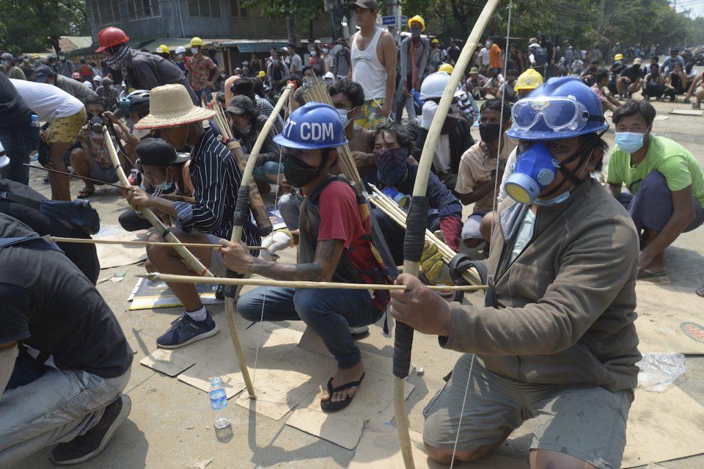 Penunjuk perasaan anti kudeta di Myanmar berjaga-jaga dari serangan tentera. Gambar: AP