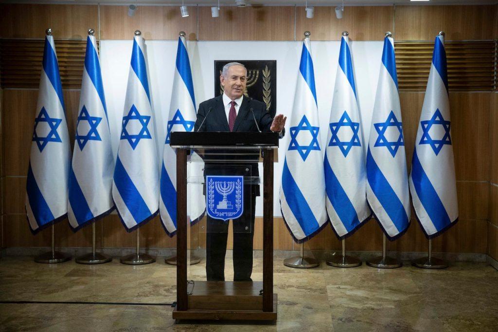 Benjamin Netanyahu mendesak pemimpin parti Yamina, Naftali Bennett dan pemimpin parti Harapan Baharu, Gideon Sa'ar untuk bergabung mendirikan kerajaan. Gambar: AP