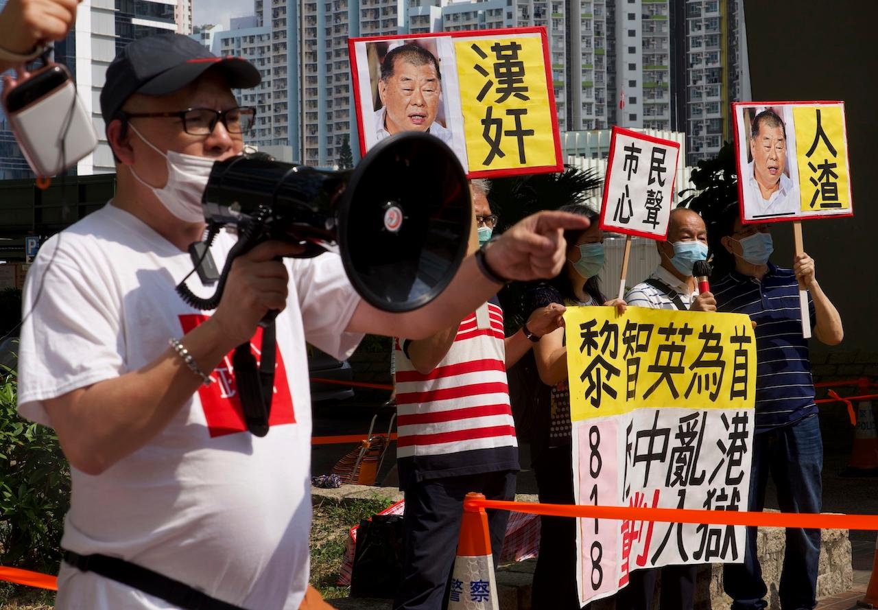 A pro-China supporter shouts slogans outside a court in Hong Kong, April 1. Seven pro-democracy advocates, including media tycoon Jimmy Lai and veteran of the city's democracy movement Martin Lee, were found guilty of organising and participating in an illegal assembly during massive anti-government protests in 2019 as Hong Kong continues its crackdown on dissent. A sign next to Lai's photo (centre) reads 'Traitor.' Photo: AP