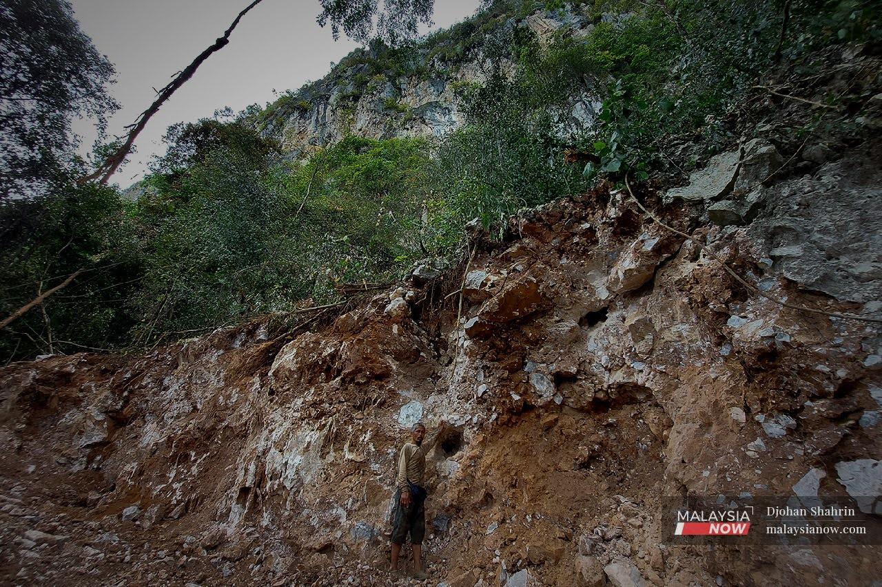 Penduduk kampung, Ismail menunjukkan lubang yang telah dikorek dan mendakwa akan diletakkan bahan letupan.