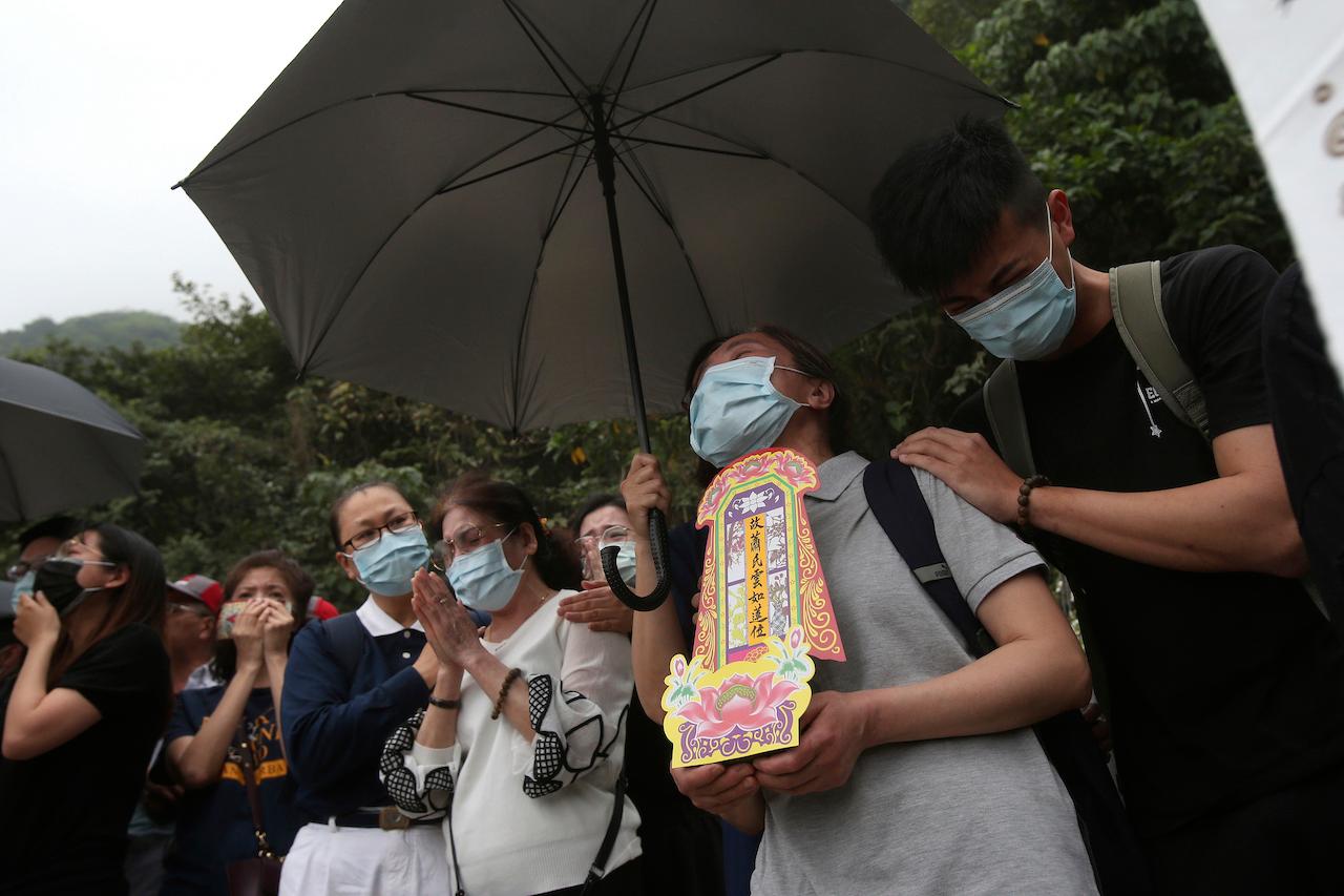 The families of victims gather at the site of a train accident near Taroko Gorge in Hualien, Taiwan on April 3. The train partially derailed in eastern Taiwan on Friday after colliding with an unmanned vehicle that had rolled down a hill, killing and injuring many. Photo: AP