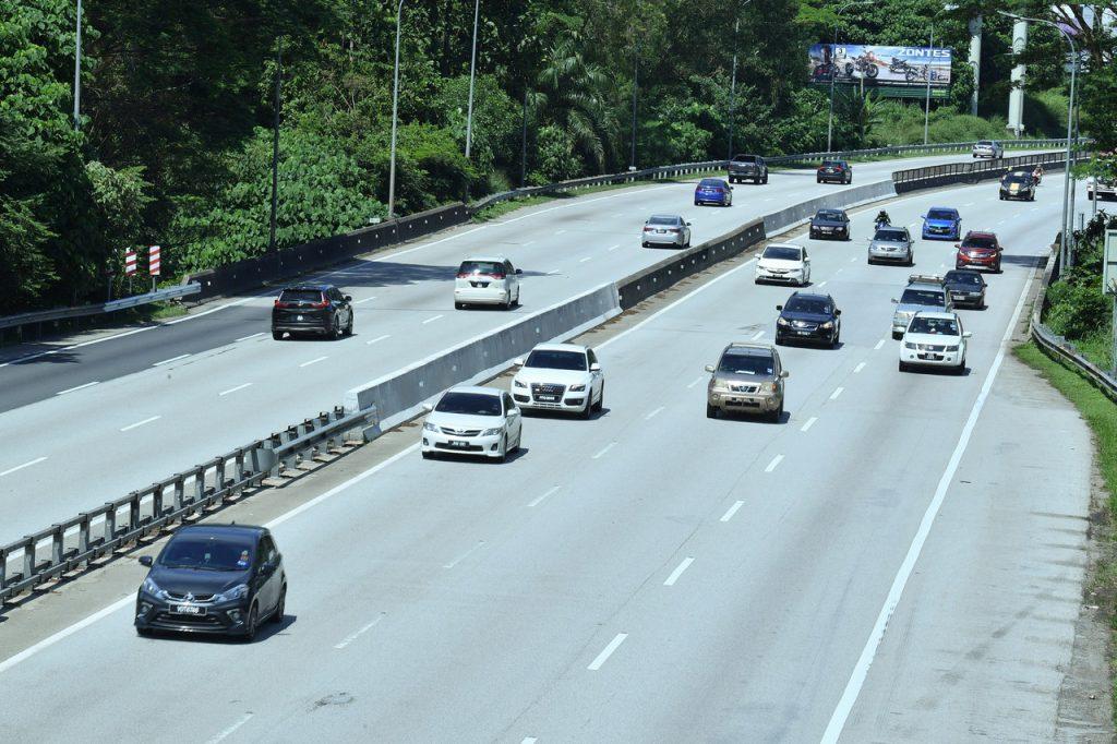 Perjalanan rentas negeri mungkin akan dibenarkan bagi penerima lengkap vaksin. Gambar: Bernama