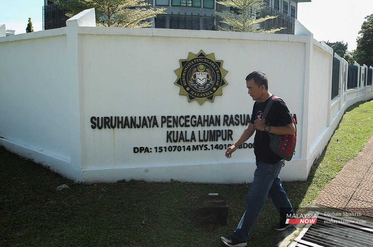Seorang lelaki melalui hadapan bangunan Suruhanjaya Pencegahan Rasuah Malaysia (SPRM) di Jalan Chocrane, Cheras di Kuala Lumpur.