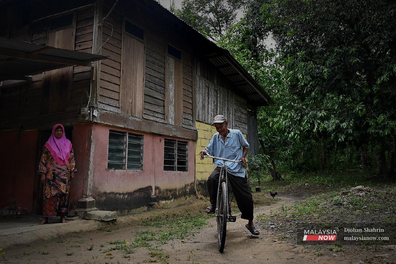 Che At Bahadun and his wife, Faridah Che Nut, live a simple and quiet life in Kampung Charuk Semiliang, a village in Baling, Kedah.