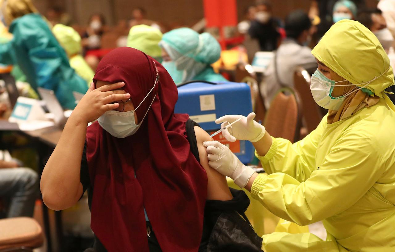 A woman receives a shot of Sinovac's Covid-19 vaccine during a mass vaccination for traders and workers at a shopping mall in Tangerang, Indonesia, March 1. Photo: AP