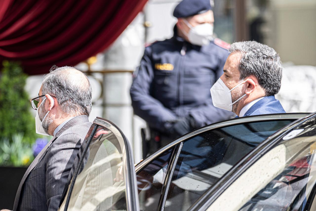 Political deputy at Iran's foreign ministry, Abbas Araqchi (right) arrives at the Grand Hotel Wien where closed-door nuclear talks with Iran took place in Vienna, Austria, April 6. Photo: AP