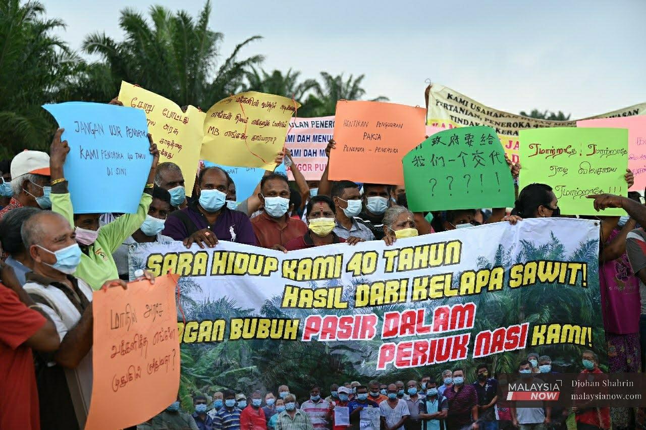 Settlers from Tanjung Pasir in Selangor protest over the issue of land ownership in Tanjung Jaya, Bestari Jaya, today.