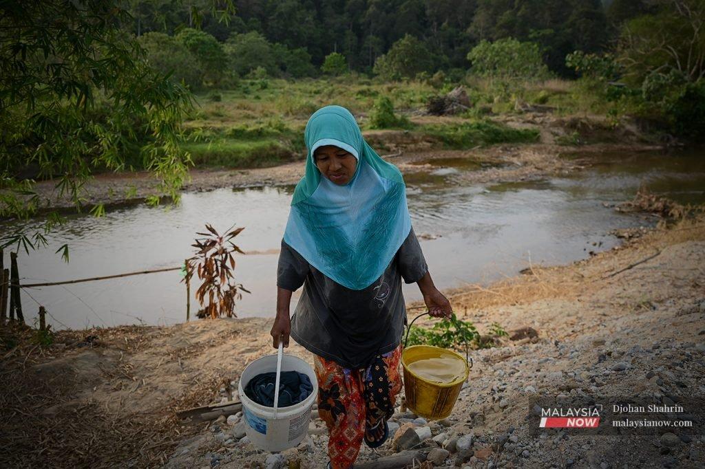 Penduduk kampung di Baling, Kedah mendapatkan bekalan air alternatif dari sungai berdekatan.