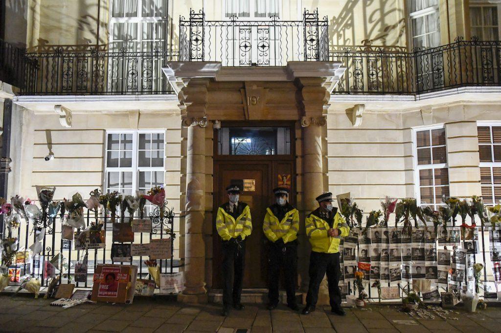 Polis Britain mengawal keadaan sekeliling Kedutaan Myanmar di London. Gambar: AP