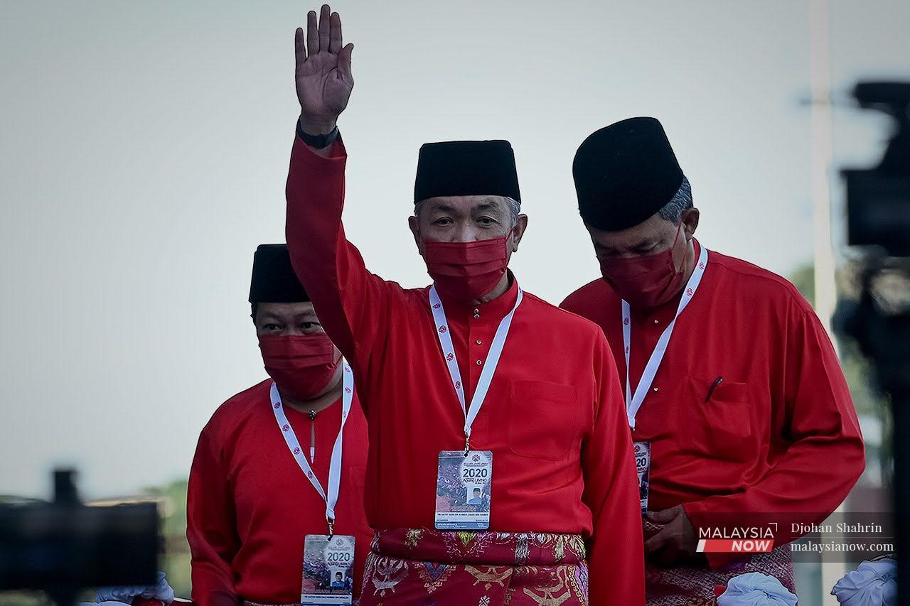 Presiden Umno, Zahid Hamidi bersama Timbalan, Mohamad Hassan selepas menaikkan bendera Umno ketika Persidangan Umno 2020 di Pusat Dagangan Dunia Putra.