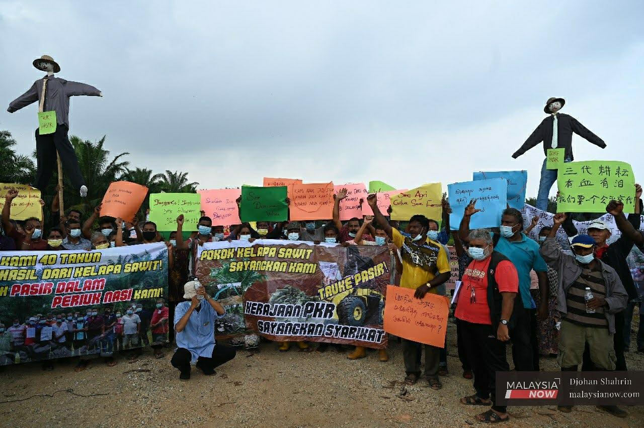 Settlers from Tanjung Pasir in Selangor protest over the issue of land ownership in Tanjung Jaya, Bestari Jaya, April 7.