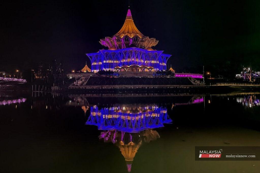 Pemandangan DUN Sarawak di waktu malam.
