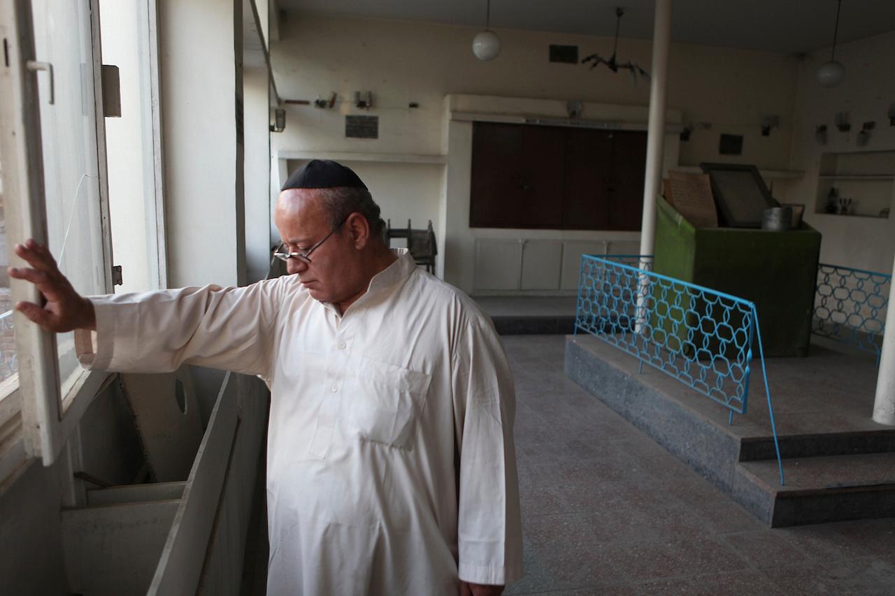 Zabulon Simentov, the last known Jew living in Afghanistan, closes the window to the synagogue he cares for in his Kabul home on Aug 29, 2009. Simentov had been the caretaker and sole member of Afghanistan's only working synagogue. Photo: AP