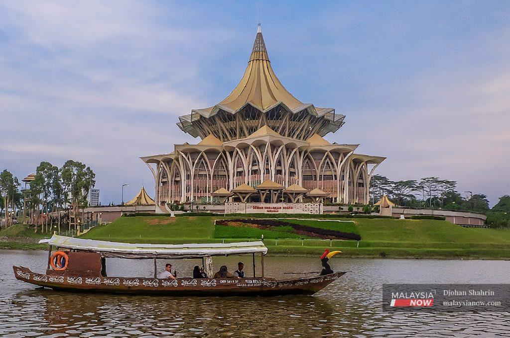 Pemandangan Dewan Undangan Negeri Sarawak di Waterfront, Kuching.