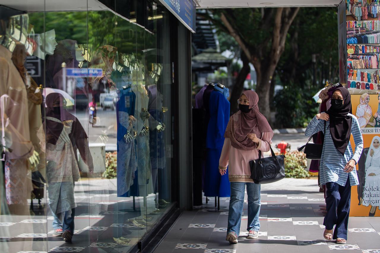 Shoppers wearing face masks stroll through Kuala Lumpur ahead of Ramadan which begins next week. Photo: Bernama