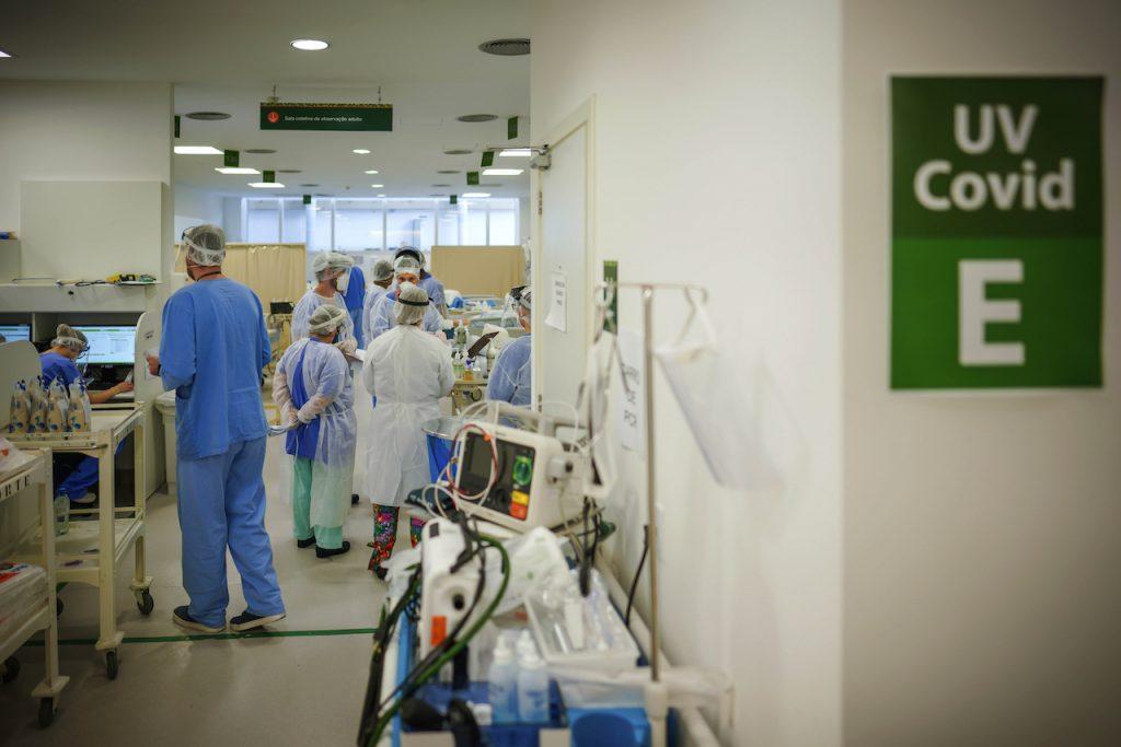 Healthcare workers gather in an intensive care unit for Covid-19 patients at the Hospital das Clinicas in Porto Alegre, Brazil, March 19. Covid-19 has claimed a total of 351,000 lives in the country of 212 million people, a death toll second only to that of the US. Photo: AP