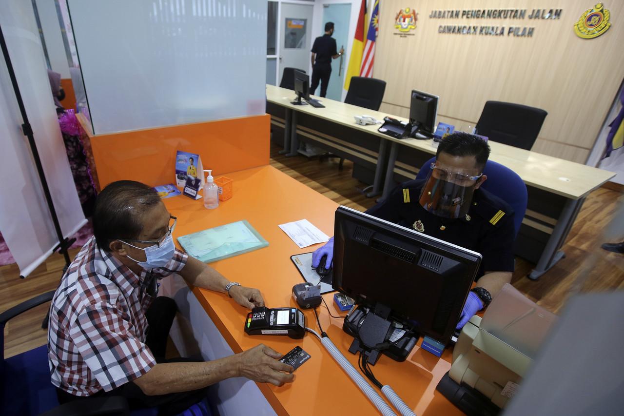 Discounted payments can be made at any JPJ office or online through the department's official portal. Photo: Bernama