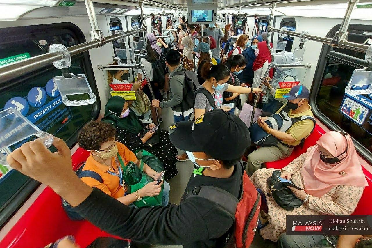 Suasana penumpang dalam LRT menuju stesen Putra Heights.