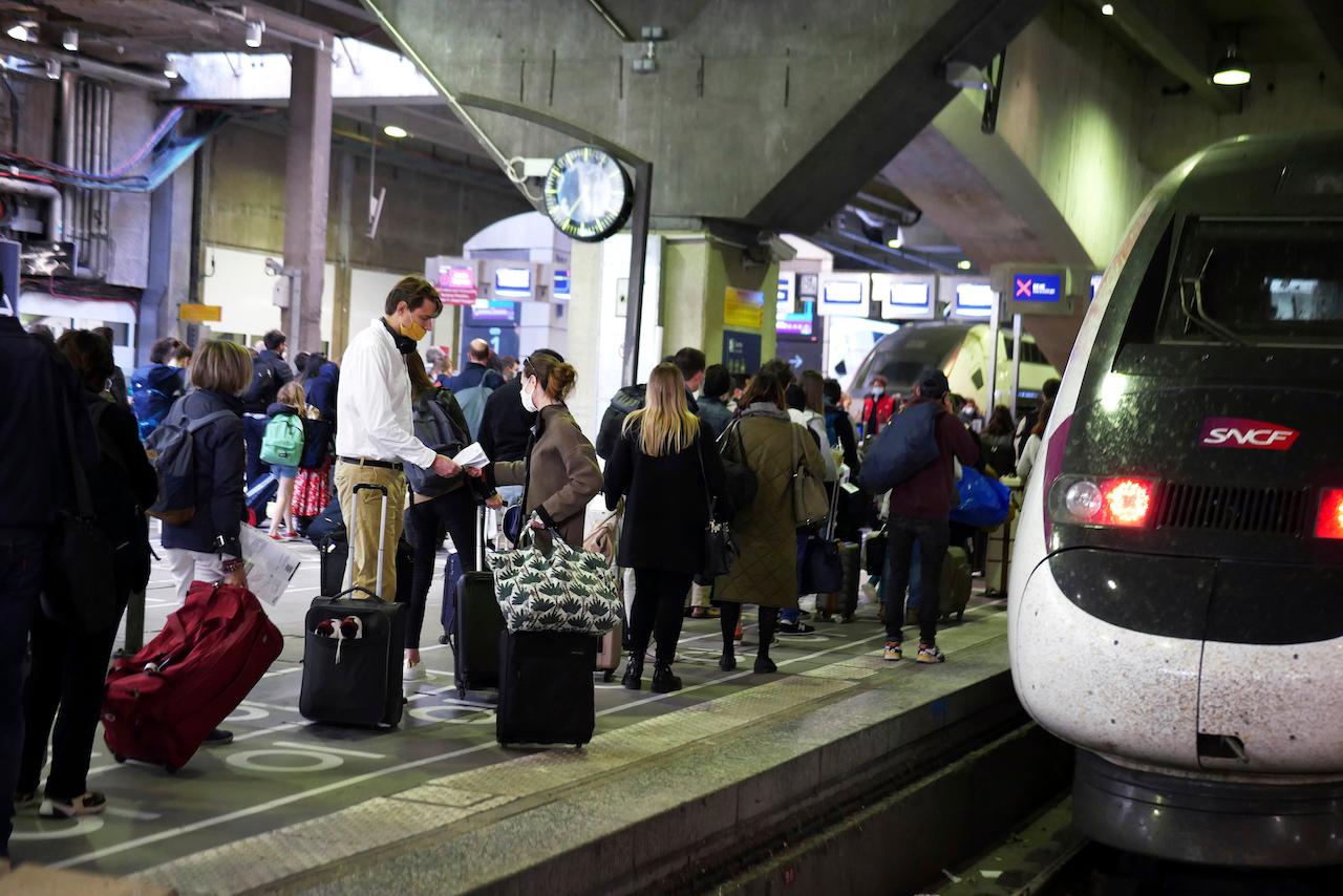 Travellers wait to board a train at the Montparnasse railway station in Paris, April 2. French lawmakers have voted to prohibit domestic flights on all routes that can be covered by a train in less than two-and-a-half hours. Photo: AP