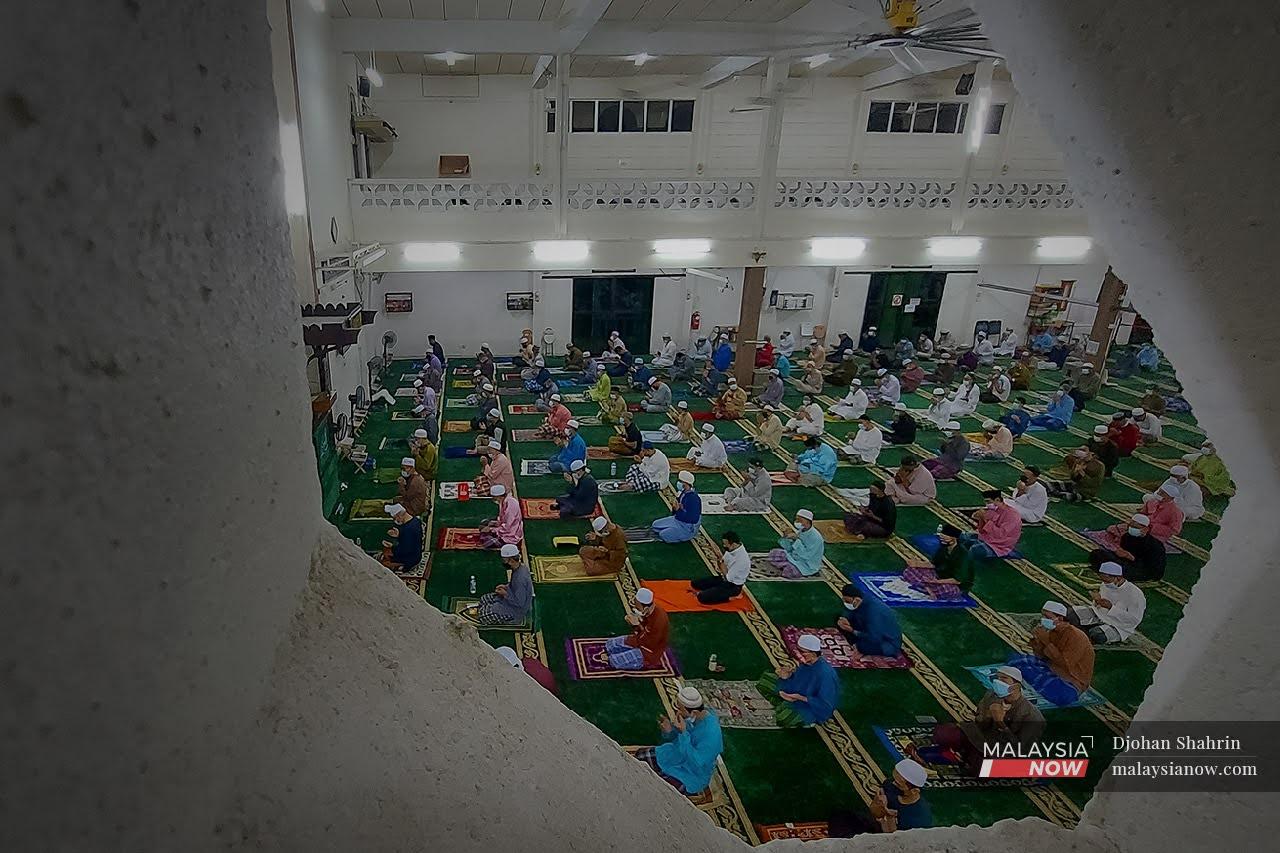 Para jemaah Masjid Al-Ubudiah Kampung Tasek Tambahan memenuhi ruang masjid dengan memakai pelitup muka dan mengikut SOP yang telah ditetapkan oleh JAIS.
