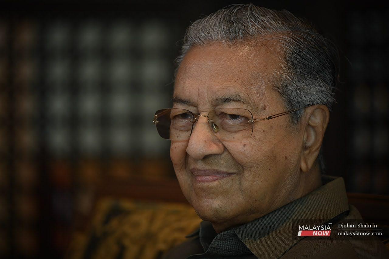 Dr Mahathir Moahamad tersenyum ketika temu bual eksklusif bersama MalaysiaNow mengenai perkembangan politik Malaysia di Yayasan Kepimpinan Perdana baru-baru ini.