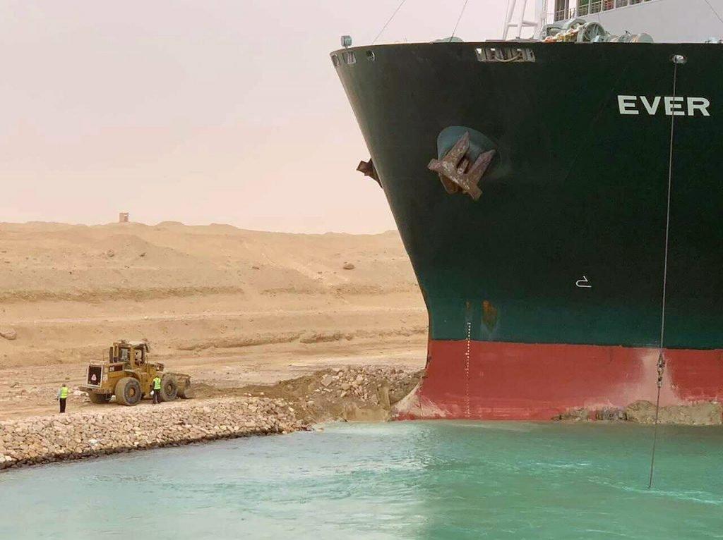 The Ever Given ran aground in the Suez Canal on March 23, blocking the passage for continuously arriving ships in both directions and causing a massive jam which lasted nearly a week. Photo: AP