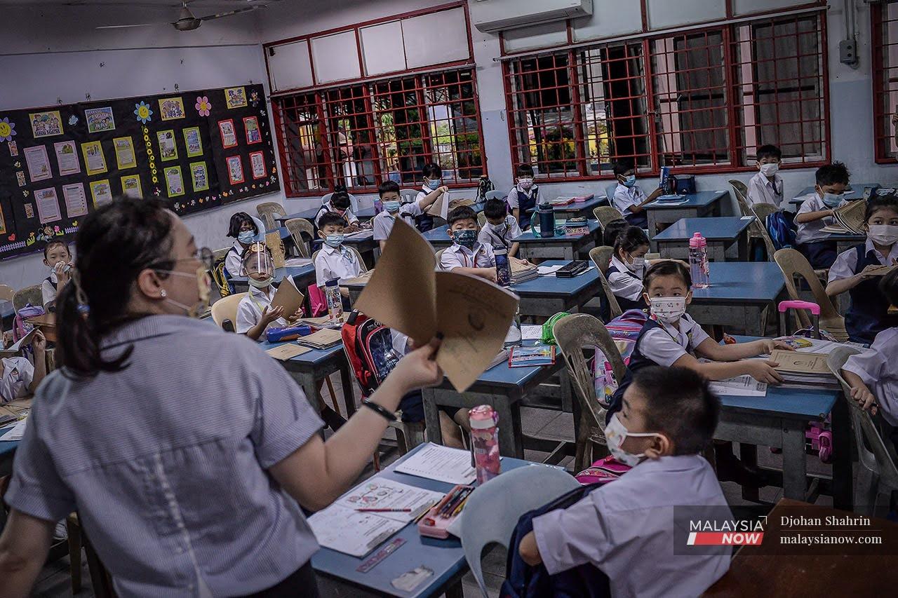 Guru sekolah rendah terpaksa memberikan penumpuan kepada murid-murid yang ketinggalan dalam melengkapkan kemahiran asas membaca dan menulis sejak sekolah dibuka semula di bawah PKPB.