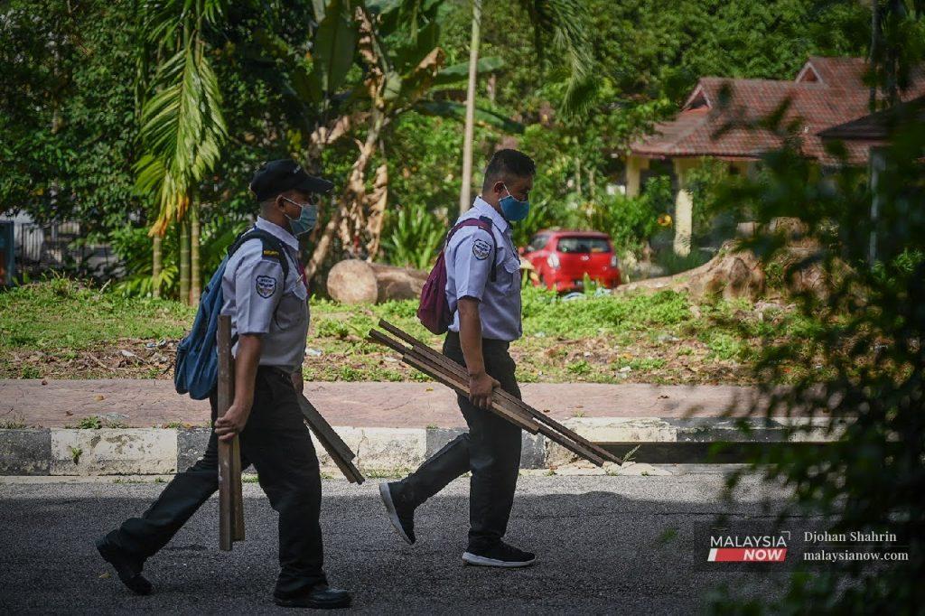 Dua orang pengawal keselamatan warga asing pulang ke rumah yang terletak di Desa Temuan, Bukit Lanjan, Selangor selepas habis syif kerja.