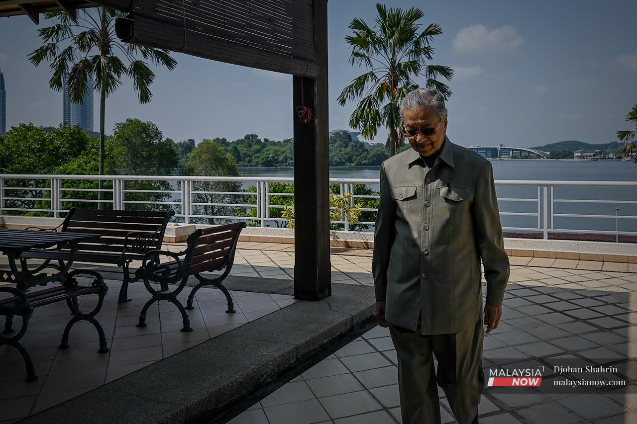 Dr Mahathir Mohamad berjalan kaki di anjung pejabatnya di Yayasan Kepimpinan Perdana.