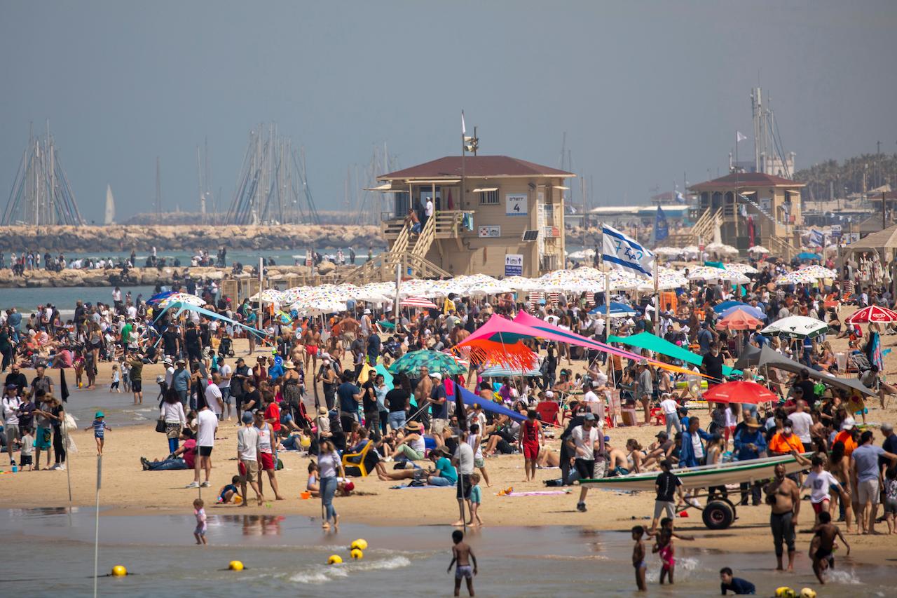 People flock to the beach after more than a year of coronavirus restrictions, during Independence Day celebrations, in Tel Aviv, Israel, April 15. Photo: AP