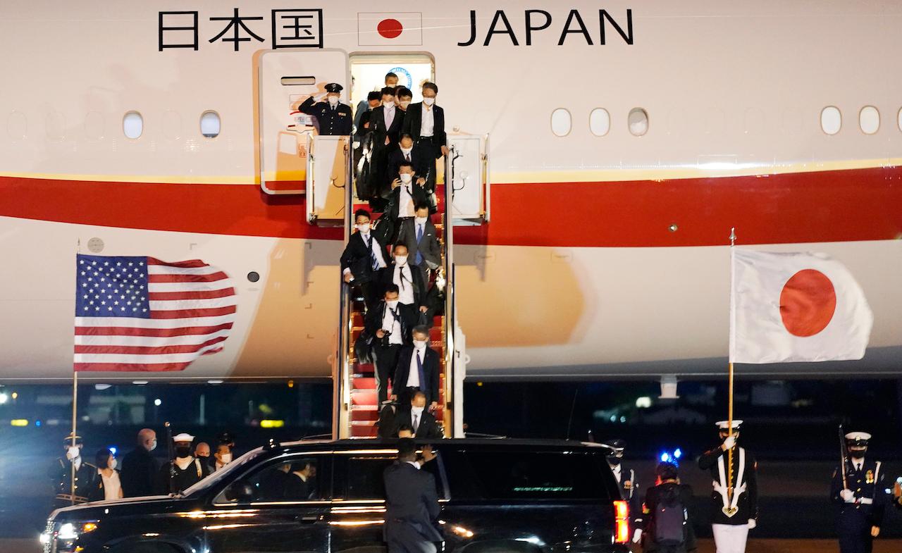 The Japanese delegation disembarks from the plane after Japanese Prime Minister Yoshihide Suga arrived at Andrews Air Force Base, Maryland, April 15. Suga will be the first foreign leader to have a face-to-face meeting with President Joe Biden when they meet at the White House on Friday. Photo: AP